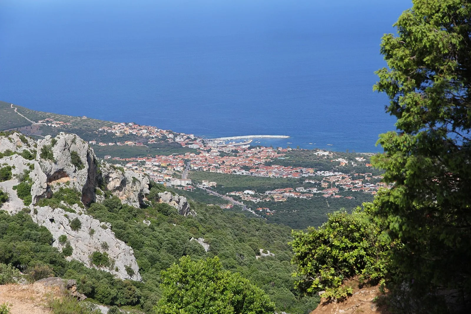 Veduta dall'alto di Cala Gonone e del porto sul mare del Golfo di Orosei