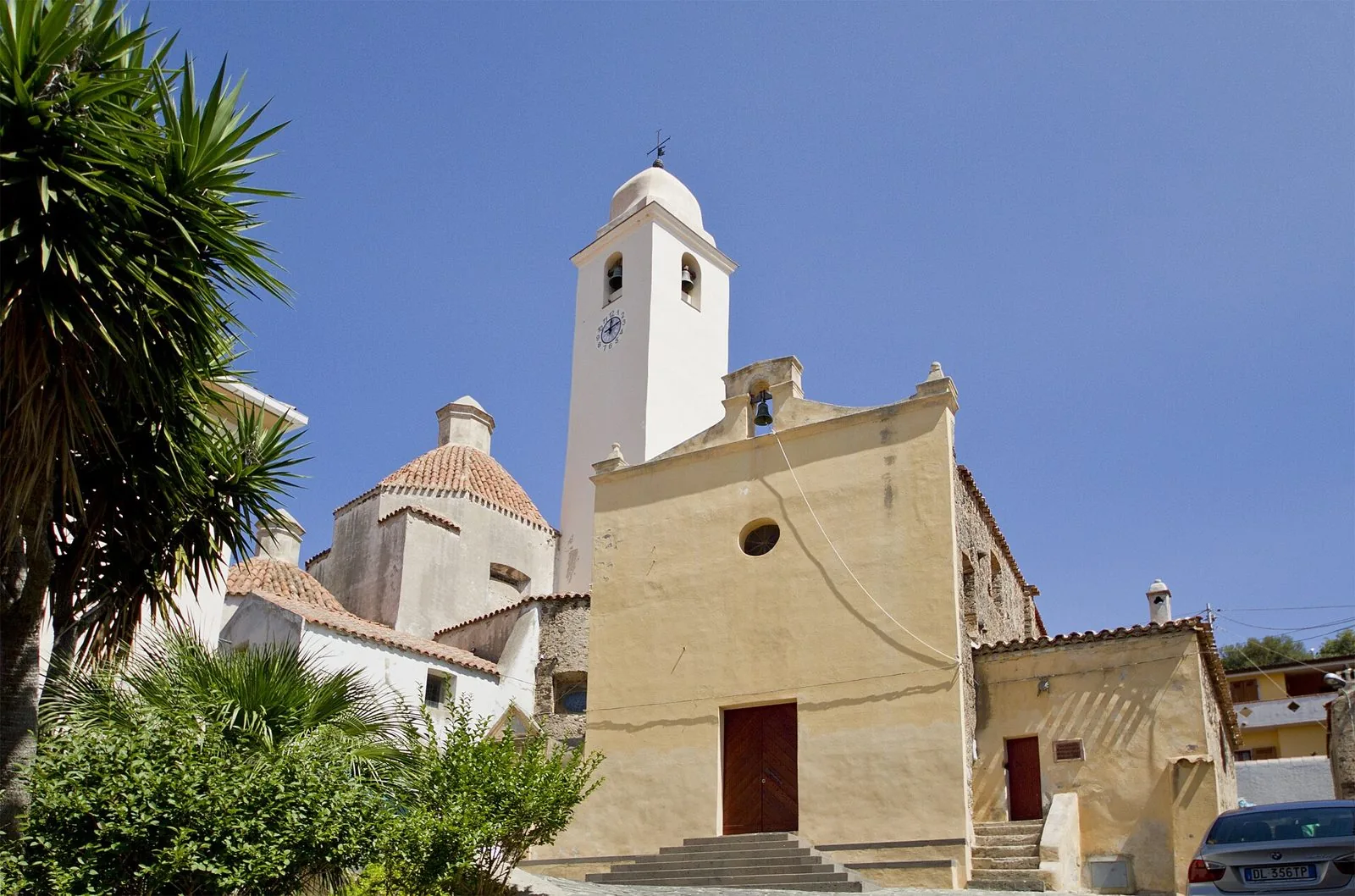 L'Oratorio della confraternita di Santa Croce a Orosei con il campanile e la cupola della chiesa vicina